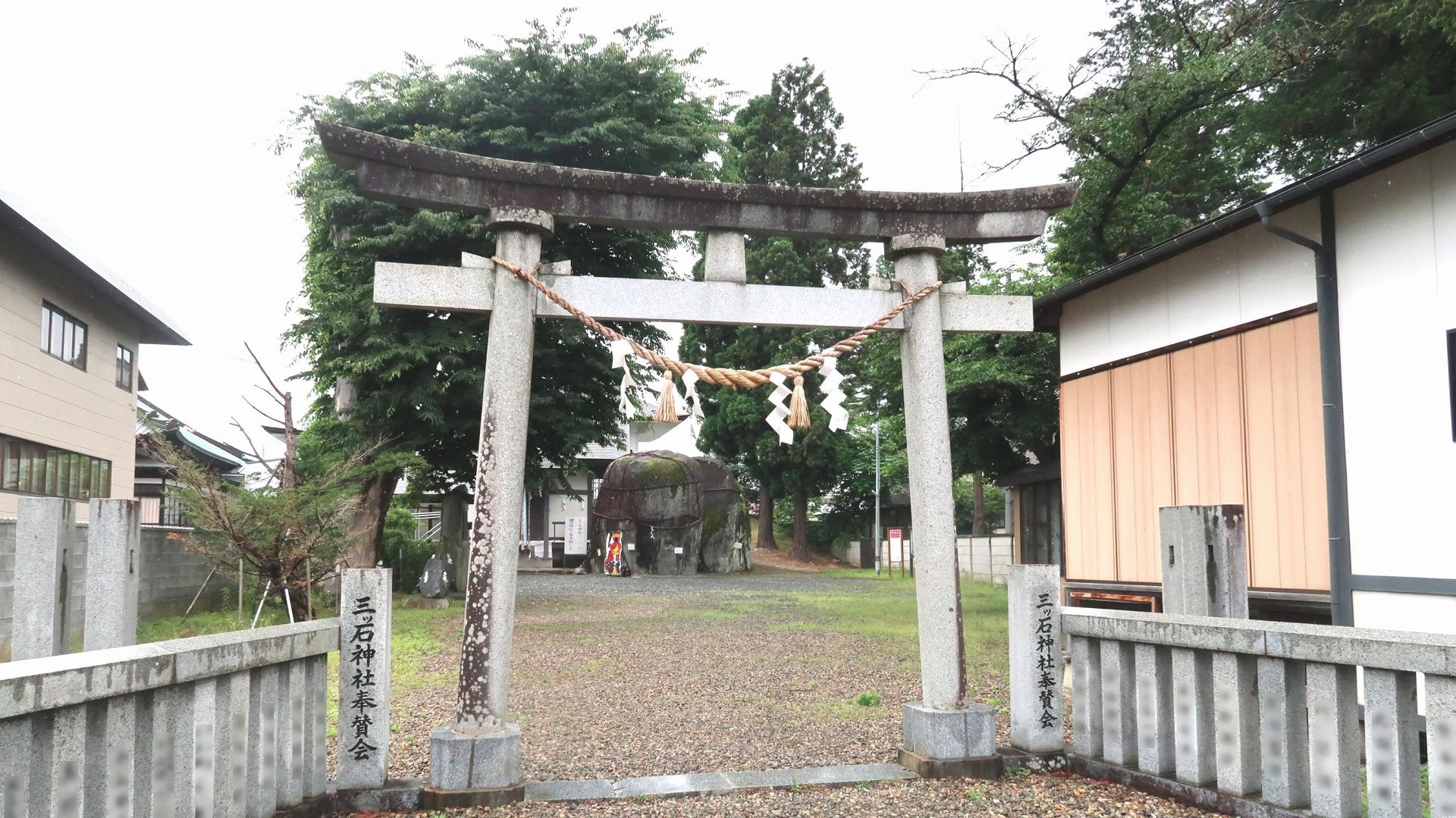 三ツ石神社    の写真